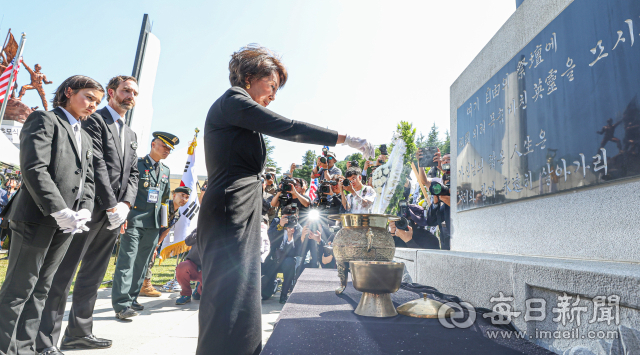 5일 경북 칠곡 다부동전적기념관에서 열린 백선엽 장군 서거 3주기 추도식에 참석한 이철우 경북도지사가 김기현 국민의힘 당대표와 인사를 나누고 있다. (왼쪽부터 국민의힘 김기현 당대표, 윤대옥 원내대표, 이철우 경북도지사.)안성완 기자 asw0727@imaeil.com