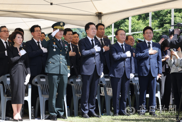 5일 경북 칠곡 다부동전적기념관에서 열린 백선엽 장군 서거 3주기 추도식에서 백선엽 장군의 장녀인 백남희 여사를 비롯한 참석 내빈들이 국민의례를 하고 있다. (앞줄 왼쪽부터 백남희 여사, 박정환 육군참모총장, 국민의힘 김기현 당대표, 윤재옥 원내대표, 이철우 경북도지사.)안성완 기자 asw0727@imaeil.com