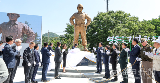 5일 경북 칠곡 다부동전적기념관에서 열린 백선엽 장군 동상 제막식에서 백남희 여사(백선엽 장군 장녀), 이철우 경북도지사, 박민식 국가보훈부 장관, 이종섭 국방부장관, 윤재옥 국민의힘 원내대표, 김재욱 칠곡군수를 비롯한 참석내빈들이 제막식 후 박수를 치고 있다. 있다. 안성완 기자 asw0727@imaeil.com