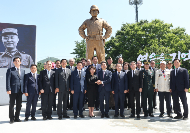 5일 경북 칠곡 다부동전적기념관에서 열린 백선엽 장군 동상 제막식에서 백남희 여사(백선엽 장군 장녀), 이철우 경북도지사, 박민식 국가보훈부 장관, 이종섭 국방부장관, 윤재옥 국민의힘 원내대표, 김재욱 칠곡군수를 비롯한 참석 내빈들이 백선엽 장군 동상 앞에서 기념촬영을 하고 있다. 경북도 제공