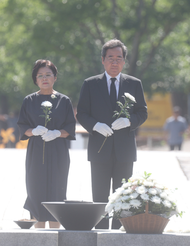 이낙연 더불어민주당 전 대표가 5일 오후 경남 김해시 진영읍 봉하마을 노무현 전 대통령 묘역을 참배하고 있다. 왼쪽은 부인 김숙희 여사. 연합뉴스