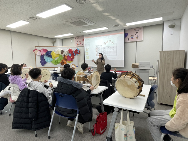 행복북구문화재단(이사장 배광식)이 운영하는 4개 공공도서관(구수산·대현·태전도서관‧서변동 작은도서관)이 오는 25일부터 초등학생 321명을 대상으로 여름 독서교실·도서관학교 22개 강좌를 연다. 행복북구문화재단