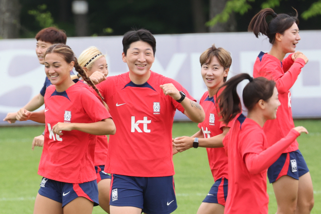 2023 국제축구연맹(FIFA) 호주·뉴질랜드 월드컵에 나서는 여자 축구 대표팀의 박은선(가운데)과 케이시 유진 페어(왼쪽) 등 선수들이 5일 파주 국가대표팀트레이닝센터(NFC)에서 밝은 표정으로 훈련하고 있다. 연합뉴스