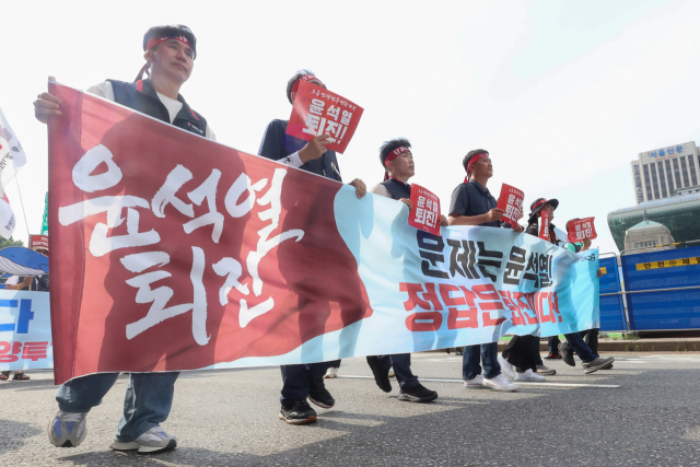 6일 오후 서울 중구 숭례문 일대에서 열린 전국민주노동조합총연맹(민주노총) 전국노동자대회에서 참가자들이 정부서울청사·서울고용노동청 방향으로 행진하고 있다. 연합뉴스