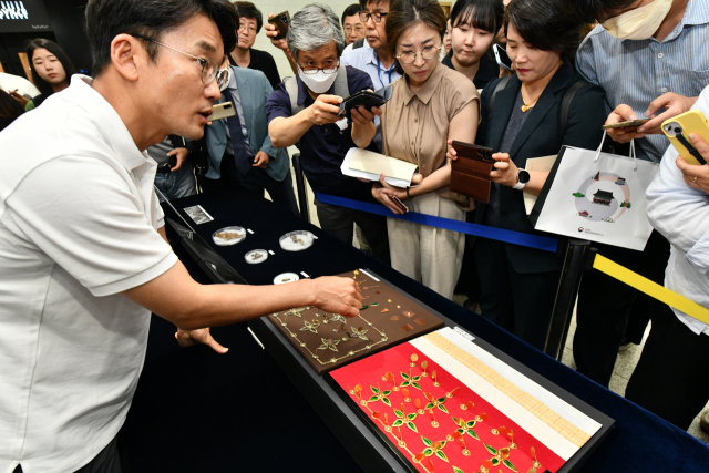 4일 경주 서라벌문화회관에서 열린 쪽샘 44호분 발굴성과 시사회에서 국립경주문화재연구소 심현철 연구원이 시사회에 참석한 사람들에게 출토 유물들을 설명하고 있다. 연합뉴스