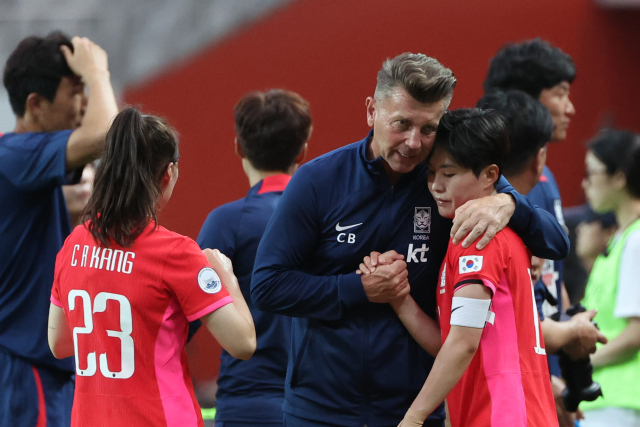 8일 오후 서울월드컵경기장에서 열린 여자 축구대표팀의 평가전 한국 대 아이티 경기에서 콜린 벨 감독이 2-1 승리 후 지소연을 안아주고 있다. 연합뉴스