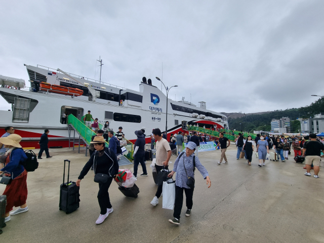 지난 8일 오전 첫 상업운항을 시작한 엘도라도 익스프레스호가 경북 포항에서 승객들을 태우고 울릉군 울릉읍 사동항에 도착했다. 배형욱 기자