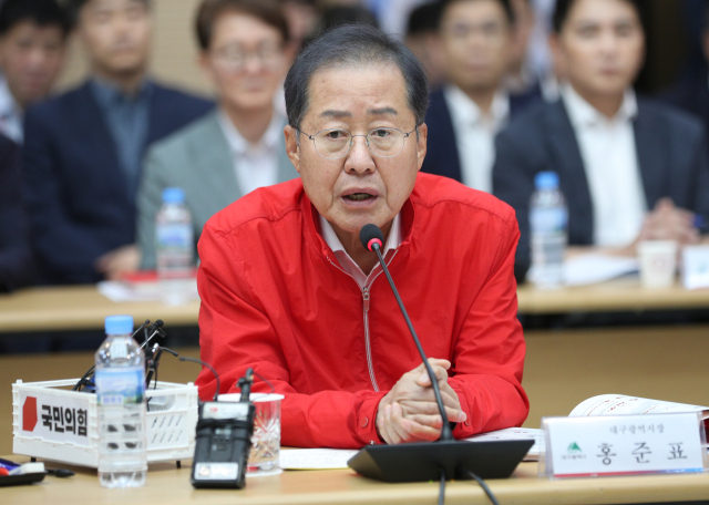 홍준표 대구시장이 4일 오후 대구 북구 대구시청 산격청사 대강당에서 열린 