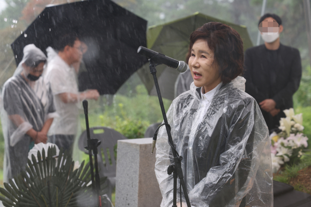 9일 경기도 남양주시 모란공원에서 열린 고(故) 박원순 전 서울시장 추모제에서 고인의 부인 강난희 씨가 추모객들에게 인사말하고 있다. 박원순 전 서울시장의 묘소는 지난 4월 고향인 경남 창녕군에서 모란공원 민주열사 묘역으로 이장됐다. 연합뉴스