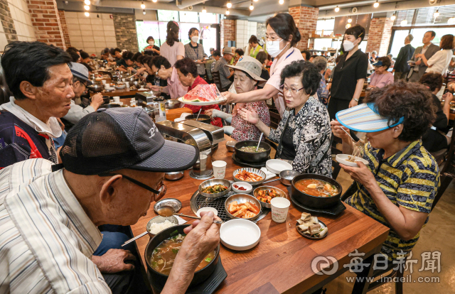 초복을 하루 앞둔 10일 오전 대구 중구의 한 음식점에서 남산종합사회복지관 주최로 열린 