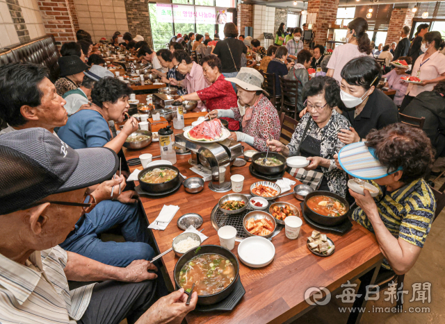 초복을 하루 앞둔 10일 오전 대구 중구의 한 음식점에서 남산종합사회복지관 주최로 열린 