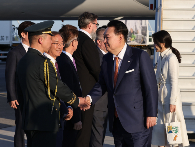 북대서양조약기구(NATO·나토) 정상회의에 참석하는 윤석열 대통령과 김건희 여사가 10일 오후(현지시간) 리투아니아 빌뉴스 국제공항에 도착, 전용기인 공군 1호기에서 내린 뒤 영접객들과 인사하고 있다. 윤 대통령은 4박 6일간의 일정으로 리투아니아·폴란드를 순방한다. 연합뉴스