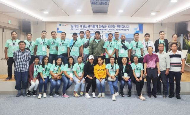 필리핀 말바르시와 카빈티시에서 온 청송군 하빈기 외국인 계절근로자 25명이 청송군청 누리소통실에서 교육을 받은 뒤 기념 사진을 촬영했다. 청송군 제공