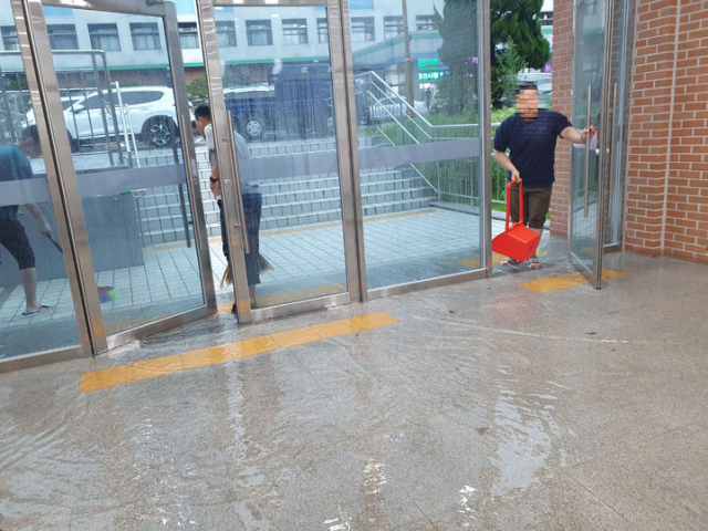 11일 오후 2시쯤 경산시청 제2별관 사무실이 흘러내린 빗물로 가득차 있다. 독자제공