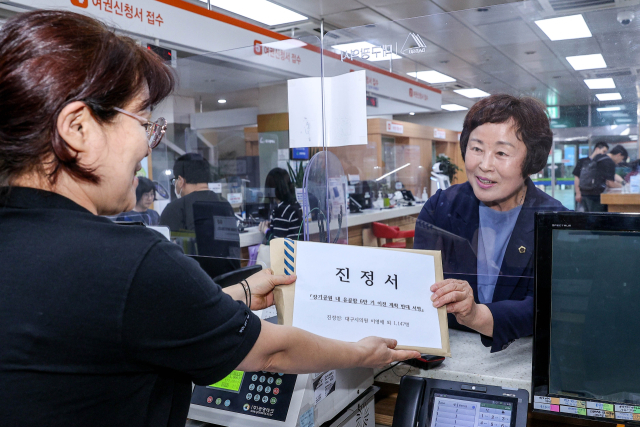 이영애 대구시의원(달서구1)는 11일 장기공원 내 성서공동묘지 이전을 촉구하는 지역주민 1천147명의 목소리를 진정서에 담아 대구시청에 제출했다. 대구시의회