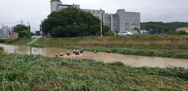 11일 오전 10시 20분께 경기도 여주시 소양천에서 70대 남성이 빗물에 불어난 하천에 휩쓸려 숨지는 사고가 났다. 사진은 119 구조대원들의 수색 모습. 연합뉴스