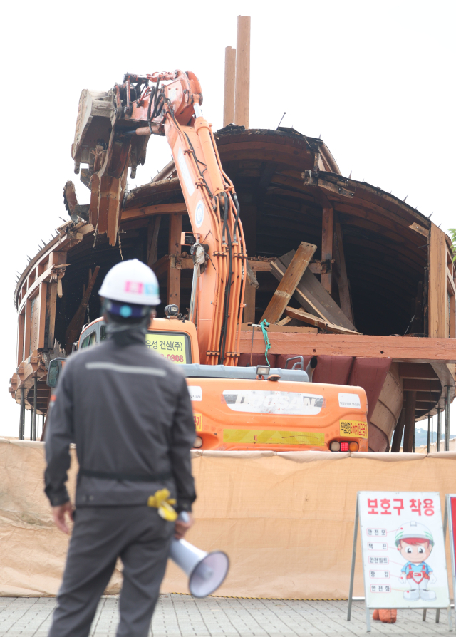 11일 오전 경남 거제시 거제 해양문화관 내 위치한 거북선이 철거되고 있다. 연합뉴스