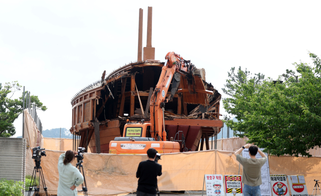 11일 오전 경남 거제시 거제 해양문화관 내 위치한 거북선이 철거되고 있다. 연합뉴스