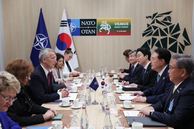 북대서양조약기구(NATO·나토) 정상회의 참석차 리투아니아를 방문 중인 윤석열 대통령이 11일 빌뉴스 나토 정상회의장에서 옌스 스톨텐베르그 나토 사무총장과 면담하고 있다. 연합뉴스