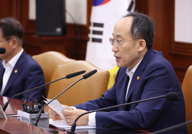 추경호 부총리 겸 기획재정부 장관이 12일 오전 서울 종로구 정부서울청사에서 열린 비상 경제장관회의 겸 수출 투자대책 회의에 참석해 최근 경제 상황과 의제에 대해 설명하고 있다. 연합뉴스