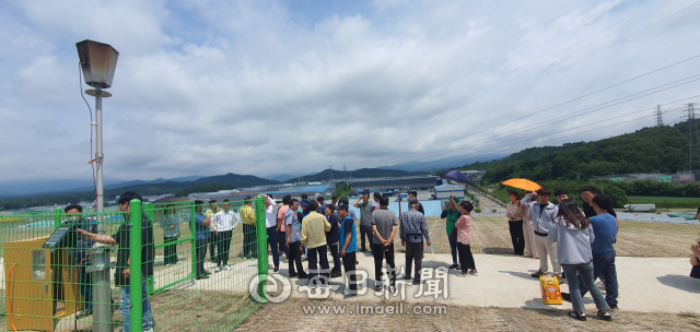 1차 안정화 사업이 끝난 성주일반산업단지 지정폐기물 매립장 꼭대기에서 주변 주민들이 관계자 설명을 듣고 있다. 이영욱 기자