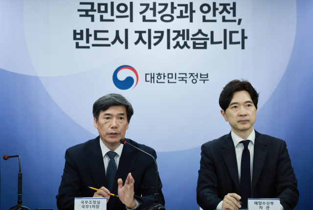 박구연 국무조정실 국무1차장(왼쪽)이 12일 정부서울청사에서 열린 후쿠시마 원전 오염수 방류 관련 일일브리핑에서 취재진의 질문에 답하고 있다. 연합뉴스