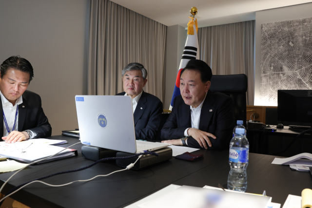 북대서양조약기구(NATO·나토) 정상회의 참석차 리투아니아를 방문 중인 윤석열 대통령이 12일(현지시간) 북한이 대륙간탄도미사일(ICBM)로 추정되는 탄도미사일을 발사한 것과 관련, 현지에서 긴급 국가안전보장회의(NSC) 상임위원회를 주재하고 있다. 대통령실 제공