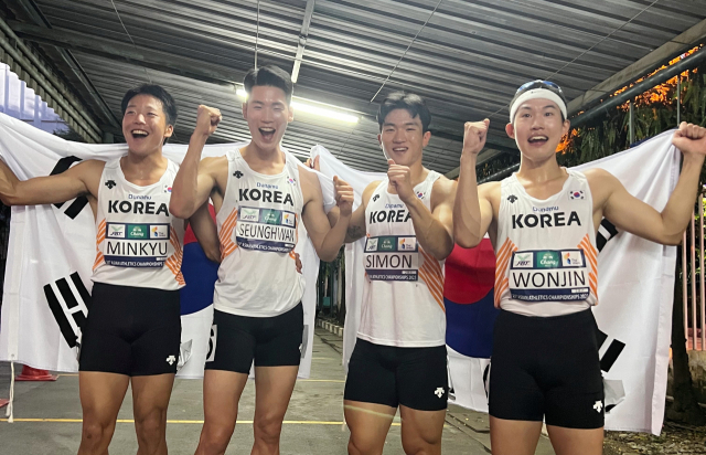 12일 태국 방콕에서 열린 2023 아시아육상선수권 남자 400ｍ 계주에서 38초99로 3위를 차지한 한국 대표 신민규, 고승환, 이시몬, 박원진(왼쪽부터)이 기념 촬영을 하고 있다. 대한육상연맹 제공