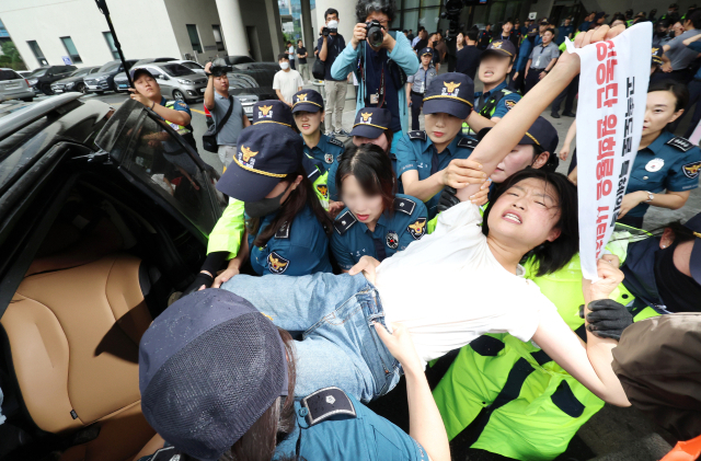 좌파 성향 대학생 20여명이 13일 오후 세종시 정부세종청사 국토교통부 입구에서 정권 퇴진과 원희룡 장관의 사퇴를 촉구하는 기습시위를 벌이다 경찰에 연행되고 있다. 연합뉴스