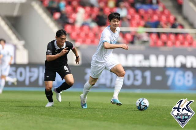 성남 이상민(왼쪽). 한국프로축구연맹 제공