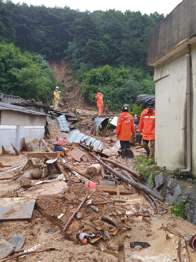 15일 오전 6시 17분쯤 경북 영주시 장수면 갈산리 한 야산의 토사가 무너져 인근 주택이 매몰되는 사고가 발생했다. 소방당국은 이곳에 거주는 80대 부부가 매몰된 것으로 보고 수색 작업을 벌이고 있다. 영주소방서 제공