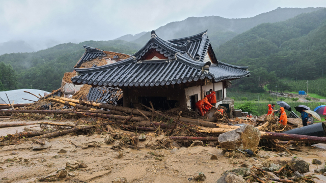 봉화 춘양면 학산리의 한 주택이 산사태 피해를 입었다. 이날 사고로 주택에 살던 2명이 숨졌다. 봉화군 제공