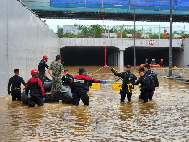 지난 15일 육군 특수전사령부 13특수임무여단 장병들이 소방요원들과 충북 청주시 오송읍 궁평리 지하차도에서 실종자 수색작전을 펼치고 있다. 연합뉴스