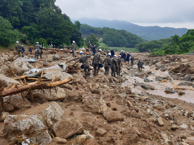 16일 경북 예천군 감청면 일대에서 공군 제16전투비행단 장병들이 지역 소방과 공조하여 실종자 수색 작전을 펼치고 있다. 연합뉴스