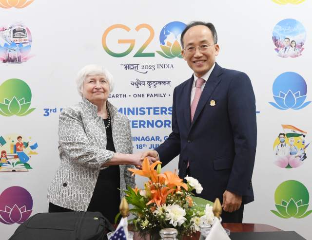 G20 재무장관 중앙은행총재 회의 참석차 인도 간디나가르를 방문 중인 추경호 부총리 겸 기획재정부 장관이 17일(현지시간) 마하트마 만디르 컨벤션센터(MMCC)에서 재닛 옐런 미국 재무장관과 양자회담에 앞서 악수하며 기념 촬영하고 있다. 연합뉴스