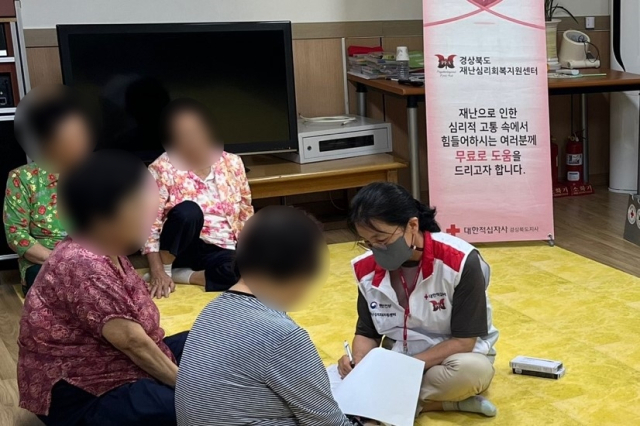 대한적십자사 경북지사 재난심리회복지원센터는 지난 14일 봉화군 상운면 일대에서 수재민을 대상으로 재난 심리 회복 지원활동을 펼쳤다. 대한적십자사 경북지사 제공