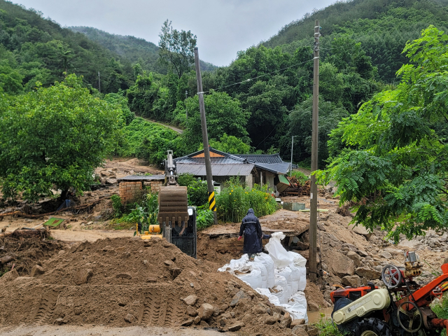 18일 오전 10시쯤 찾은 경북 봉화군 춘양면 학산리에는 마을 곳곳 부서진 도로를 임시로 복구하는 작업이 한창이었다. 박성현 기자