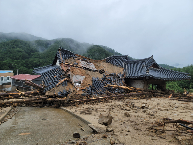 18일 오전 10시쯤 찾은 경북 봉화군 춘양면 학산리 산사태 사고 현장. 50대 귀농부부가 살았던 이 집은 형체가 알아볼 수 없는 상태였다. 박성현 기자