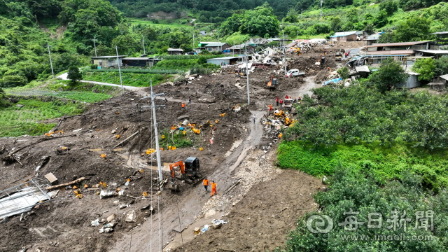 17일 오전 경북 예천군 효자면 백석리 한 마을의 산사태 현장이 초토화된 모습이다. 안성완 기자 asw0727@imaeil.com