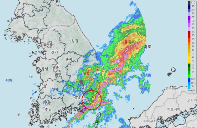 18일 오후 9시 20분 기준 전국 강우 현황. 빨간 원은 부산 지역. 기상청