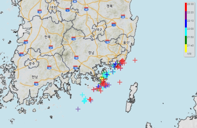 18일 오후 10시 30분 기준 부산 및 주변 지역 낙뢰 발생 현황. 기상청