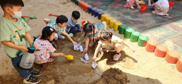 대구장산초병설유치원 유아들이 모래놀이 활동을 하고 있다. 대구시교육청 제공