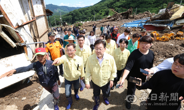 더불어민주당 이재명 대표가 19일 경북 예천군에서 폭우 피해 시설을 둘러 보고 있다. 안성완 기자 asw0727@imaeil.com