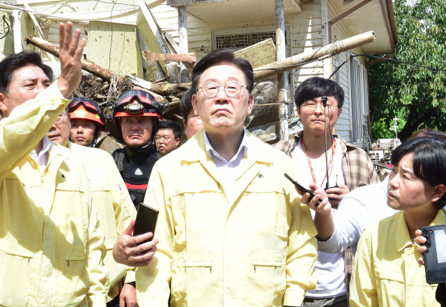 더불어민주당 이재명 대표가 19일 경북 예천군에서 폭우 피해 시설을 보고 있다. 연합뉴스