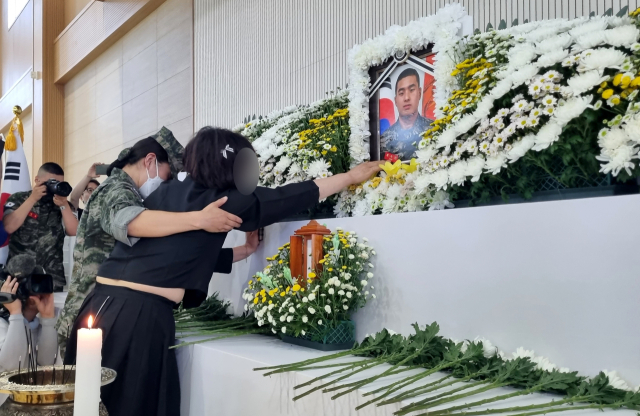 20일 경북 포항시 해병대 1사단 김대식 관에 마련된 고 채수근 일병 빈소에서 채 일병의 어머니가 영정 사진을 보며 오열하고 있다. 배형욱 기자 ship@imaeil.com