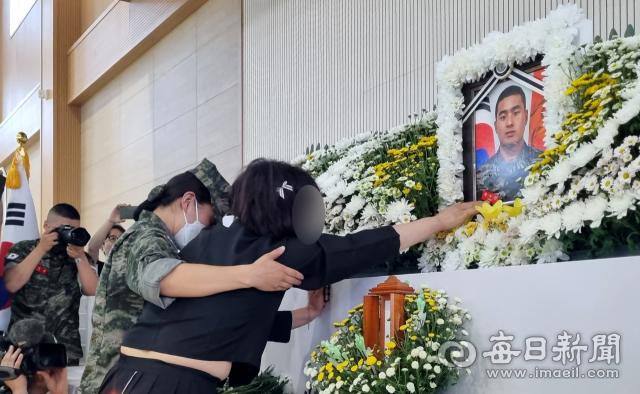 20일 포항시 해병대 1사단 김대식관에 마련된 예천 실종자 수색에 투입됐다가 숨진 고 채수근 일병 빈소에서 채 일병의 어머니가 영정 사진을 보며 오열하고 있다. 배형욱 기자 ship@imaeil.com