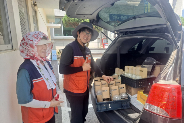 지난 20일 오후 12시쯤 예천군 효자면 백석리 수해복구 현장에서 한국후계농업경영인중앙연합회 회원들이 윤승환(52) 씨가 나눈 커피를 전달받고 있다. 윤승환 씨 제공