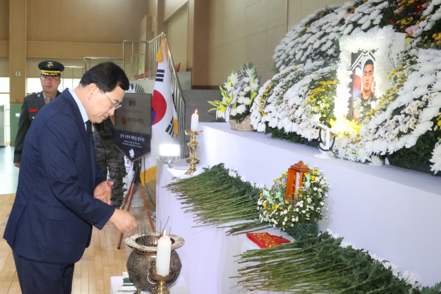 주낙영 경주시장이 21일 오전 해병대 1사단 김대식관에 마련된 고(故) 채수근 상병의 빈소를 찾아 조문하고 있다. 경주시 제공