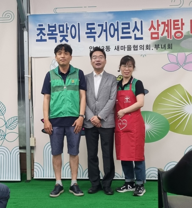 왼쪽부터 윤승환(52)씨, 윤석준 동구청장, 윤 씨의 아내 엄경희(49) 씨. 평소 지역 취약계층을 돕는 봉사활동에 자주 참여하는 윤 씨는 지난 13일 대구 동구 안심3동에서 열린 