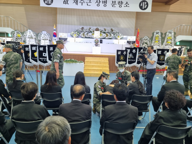 21일 오후 포항시 남구 오천읍 해병대1사단 내 김대식관에서 故 채수근 상병에 대한 보국훈장 추서가 있은 후 슬픔에 잠긴 채 상병의 어머니를 해병대원들이 돕고 있다. 배형욱 기자